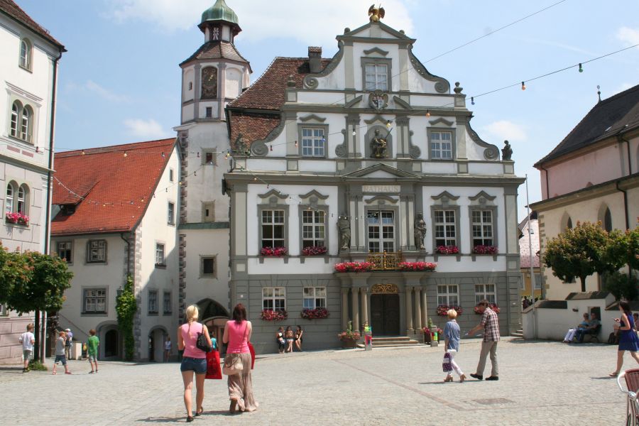 Belebter Marktplatz mit Fußgängern und Rathaus im Hintergrund Bild