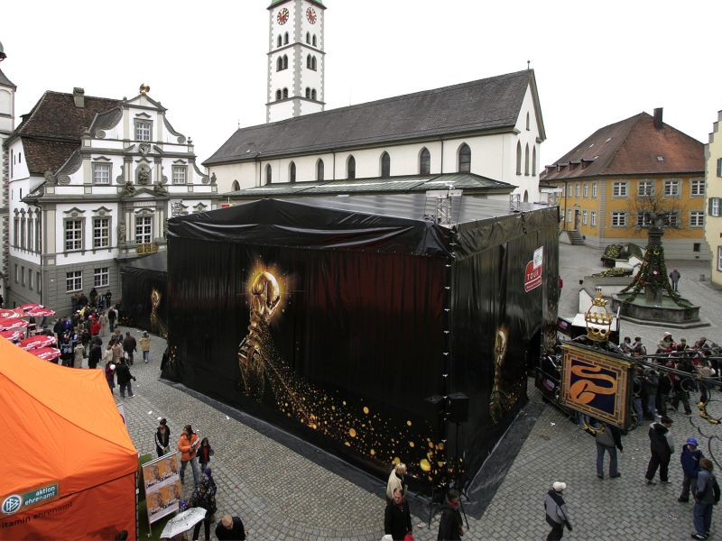 Auf dem Marktplatz steht ein großes schwarzes Zelt, in dem der WM-Pokal präsentiert wird