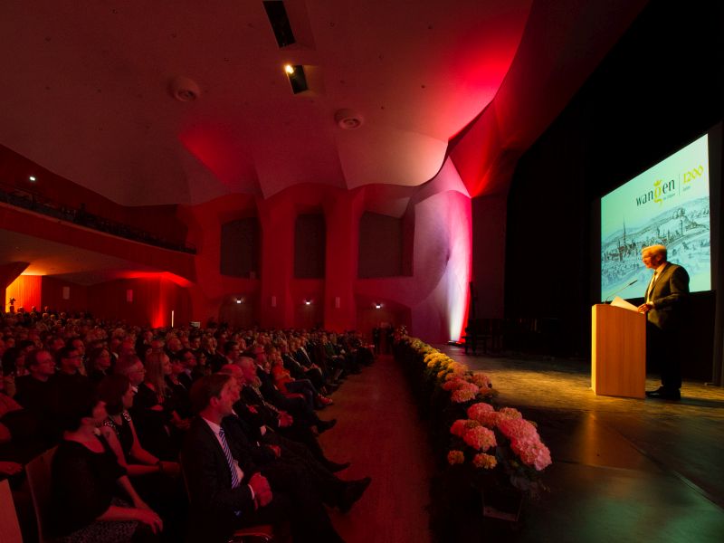 Ministerpräsident Winfried Kretschmann spricht im festlich geschmückten und voll besetzten Festsaal der Waldorfschule