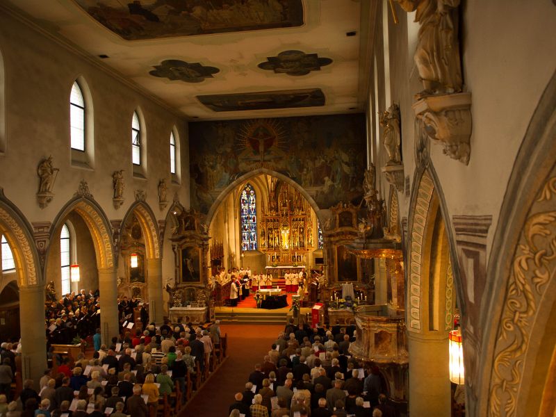 Ökumenischer Gottesdienst: Blick von oben in die voll besetzte St. Martinskirche