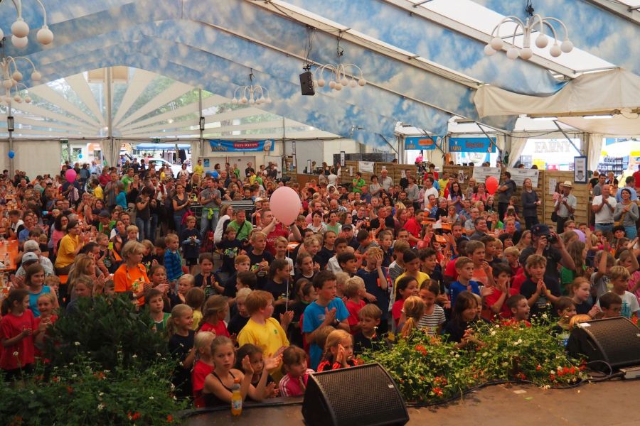 Festzelt des Kinderfests mit vielen Kindern vor der Bühne Bild