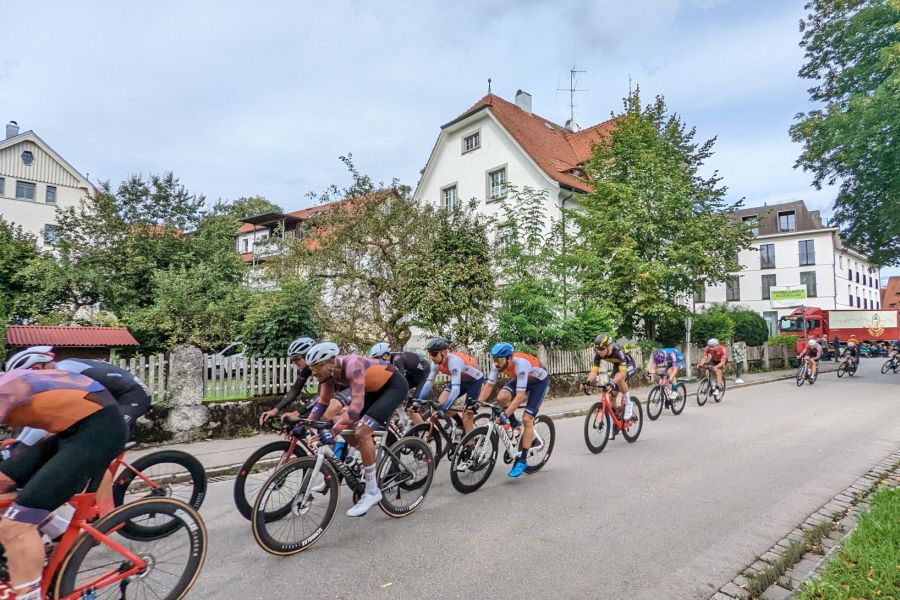 Eine Gruppe von Rennradfahrern fahren schnell am Fotografen vorbei Bild