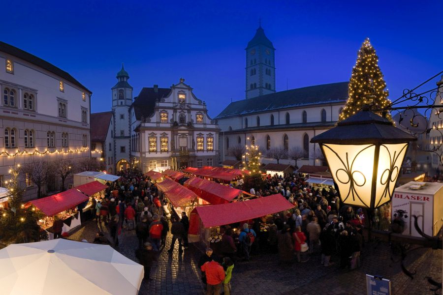 Weihnachtsmarktstände auf dem Marktplatz sowie weihnachtliche Beleuchtung an den darumliegenden Häusern