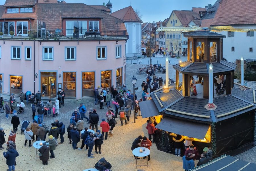 Weihnachtsmarkt auf dem Wangener Marktplatz mit dem Rathaus und der St. Martinskirche im Hintergrund Bild