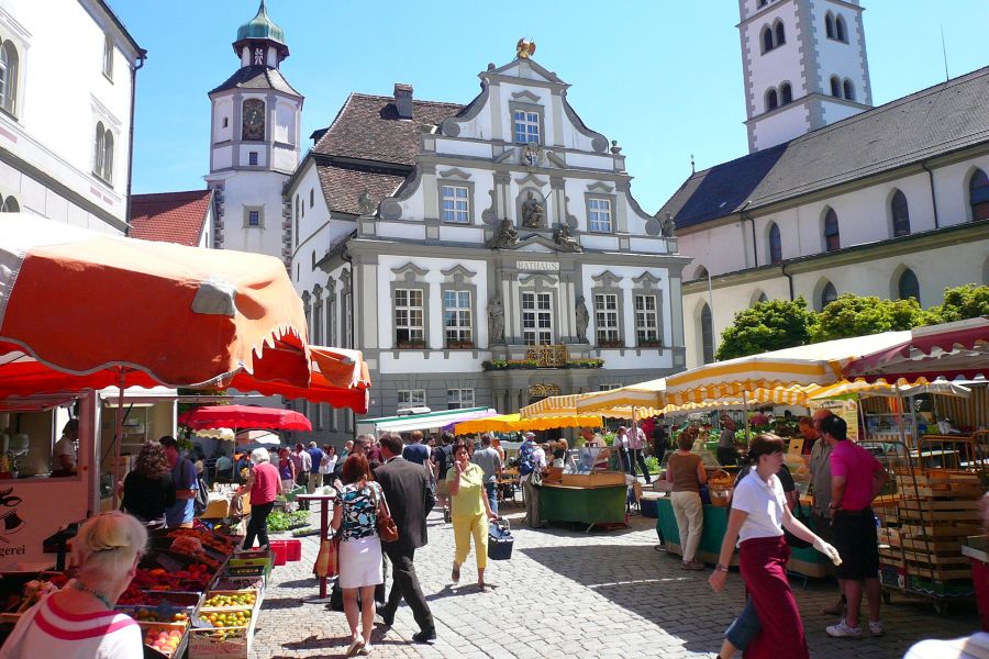 Marktstände und Bürger auf dem Marktplatz, während des Wochenmarkts Bild