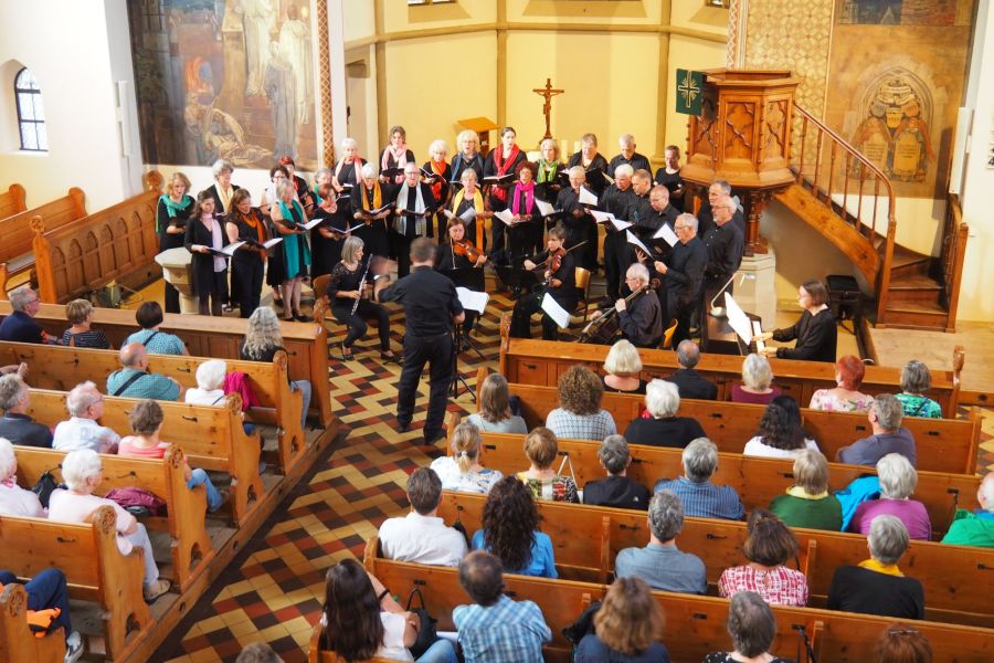 Chor singt vor Publikum in der evangelischen Stadtkirche Bild