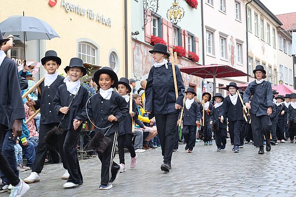 Gruppe Schüler in schwarzen Anzügen 
