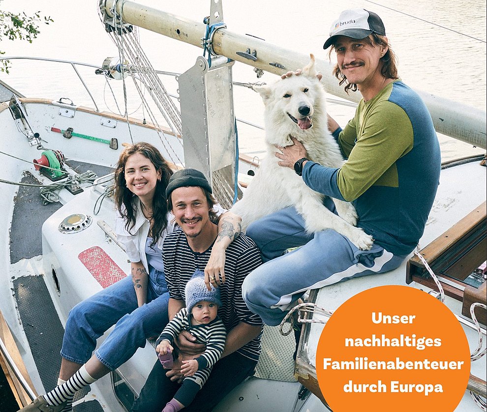 Zwei Männer, eine  Frau und ein Baby auf einem Segelboot