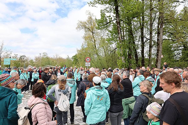 Viele Menschen bei der Führung durch Oberbürgermeister Michael Lang