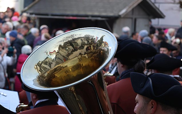 Spiegelung der Gebäude um den Marktplatz in einem Instrument.