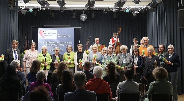 Eine Gruppe Menschen mit Oberbürgermeister Michael Lang