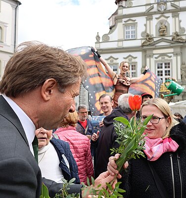 Mann gibt Frau Tulpe