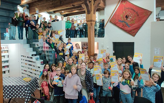 Viele Kinder in der Stadtbücherei 