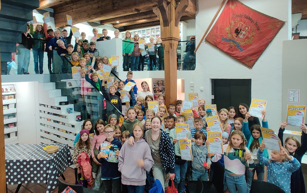 Viele Kinder in der Stadtbücherei 