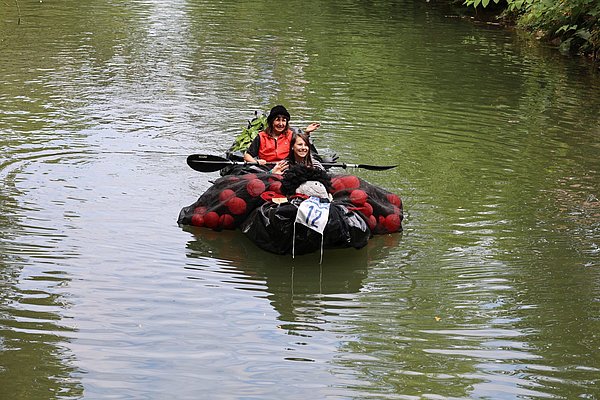 Zwei Frauen in einem Boot, das aussieht wie ein kleiner Drache.