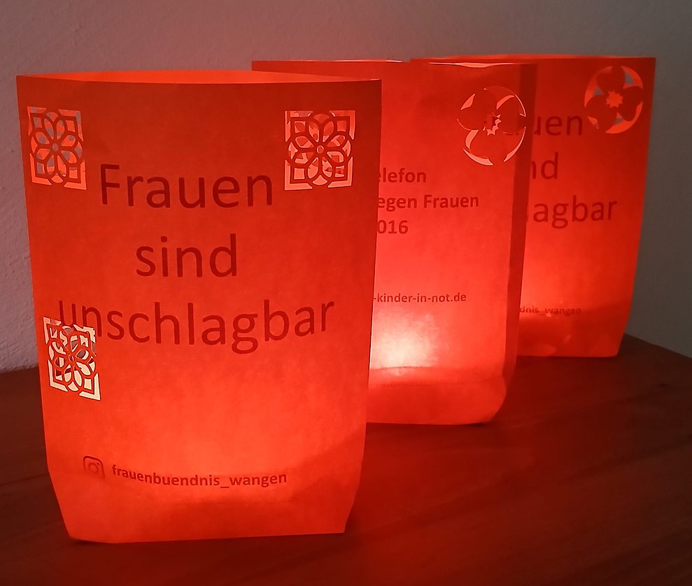 Lichter aus Papier mit dem Aufdruck "Frauen sind unschlagbar"