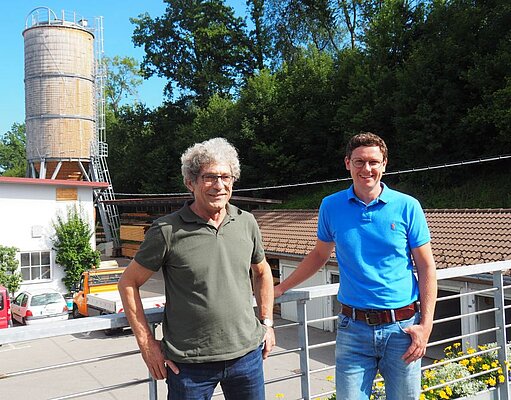 Martin Blum und Frank Müller vor einem Salzsilo.