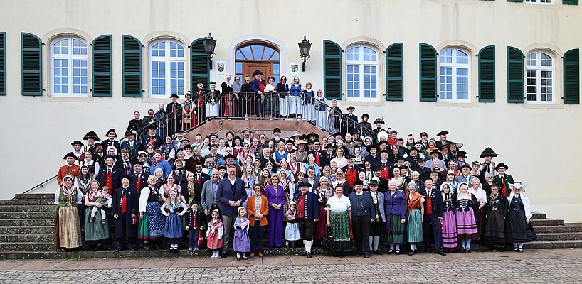 Gruppenbild mit vielen verschiedenen Trachten