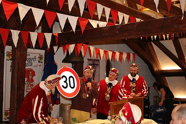 Drei Männer und ein Tempo-30-Verkehrszeichen.