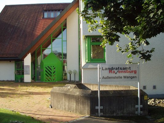 Schild des Landratsamts in der Lindauer Straße in Wangen