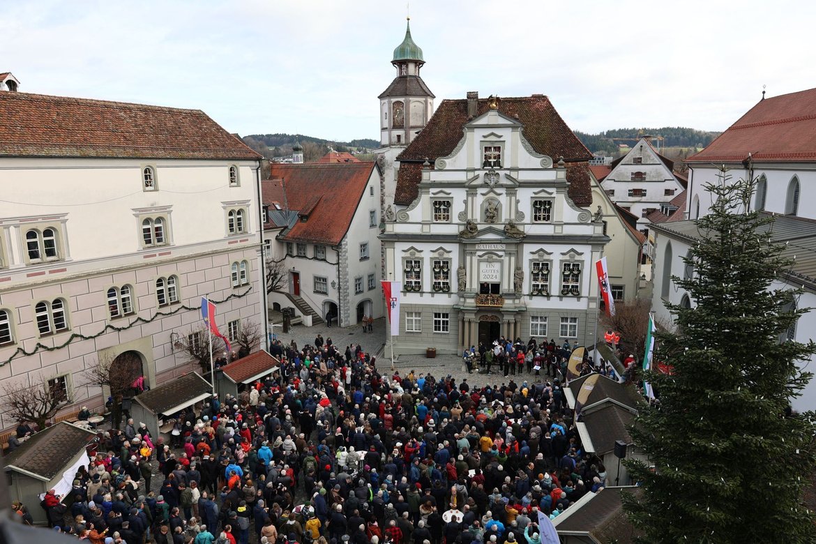 Viele Menschen auf dem Marktplatz. Im Hintergrund das Rathaus und das Hinderofenhaus.