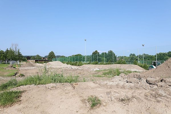 Rückbau der Schaugärten. Es ist eine große, umgegrabene Fläche zu sehen.