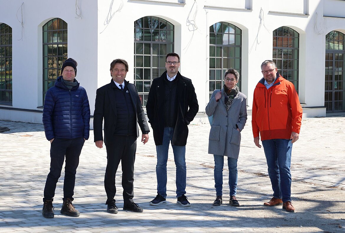 Fünf Personen vor der Neuen Spinnerei