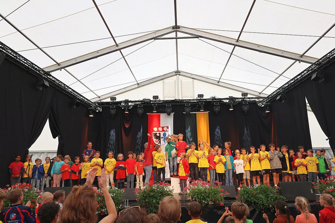 Viele Kinder auf der Bühne.