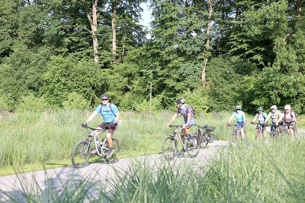 Radfahrer im Landesgartenschau-Park.