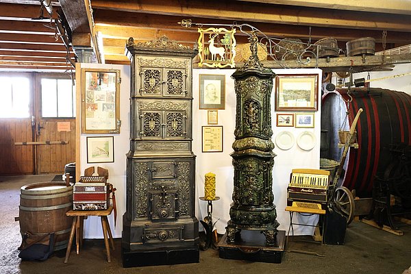 Öfen, Akkordeons und andere Relikte aus dem Gasthaus Hirsch in Herfatz.