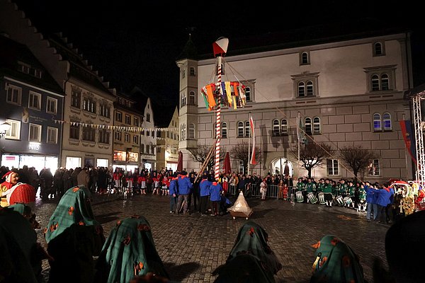 Der Narrenbaum steht auf dem Marktplatz.