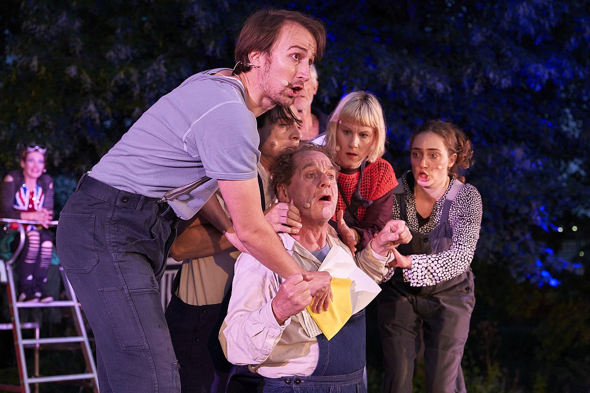 Szene aus dem Sommernachtstraum mit vier Personen