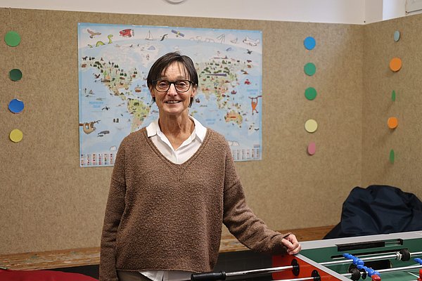 Eine Frau an einem Kicker.