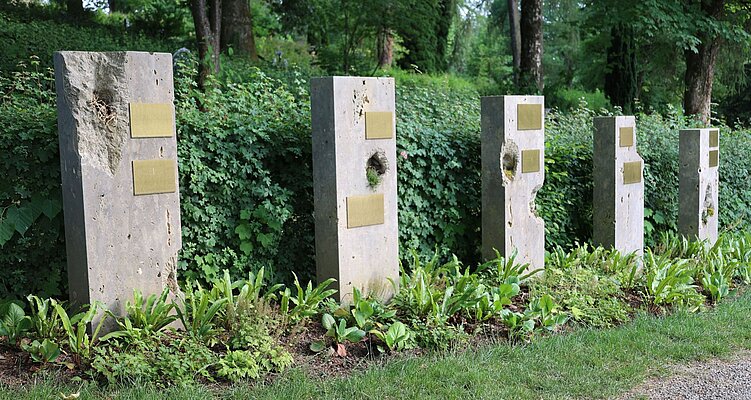Stelen auf dem Friedhof für Urnengräber