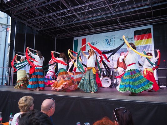 Tanzgruppe mit bunten Kleidern
