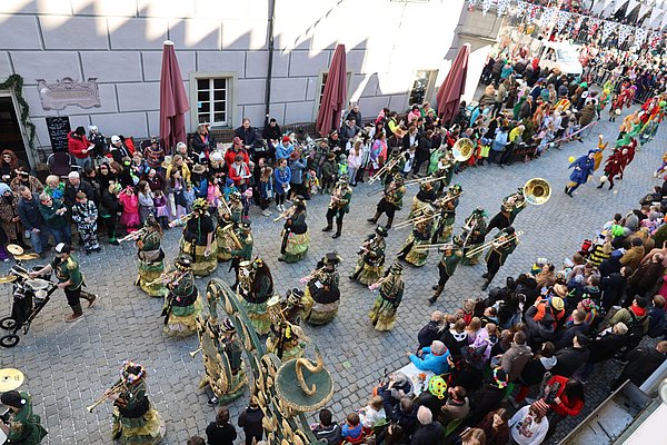 Guggenmusik in grünen Gewändern