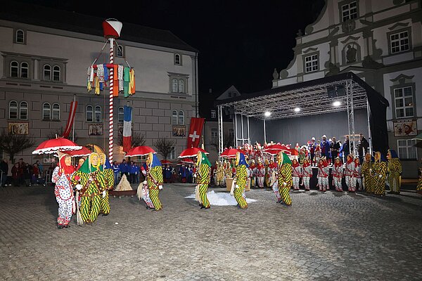 Narren beim Tanzen.