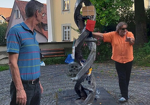 Zwei Männer am Seelenmal