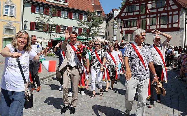 OB Michael Lang, Britta von Websky aus Prato und Gemeinderäte im Umzug