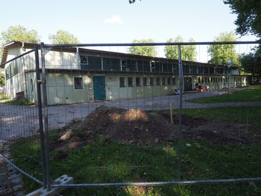 Alte Sporthalle mit Bauzaun