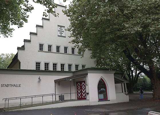 Stadthalle von außen