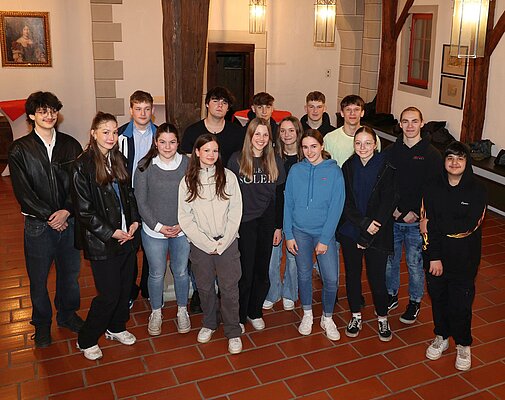 15 junge Menschen