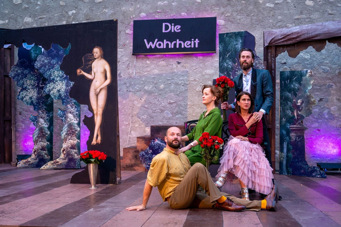 Szenenfoto mit zwei Männern und zwei Frauen
