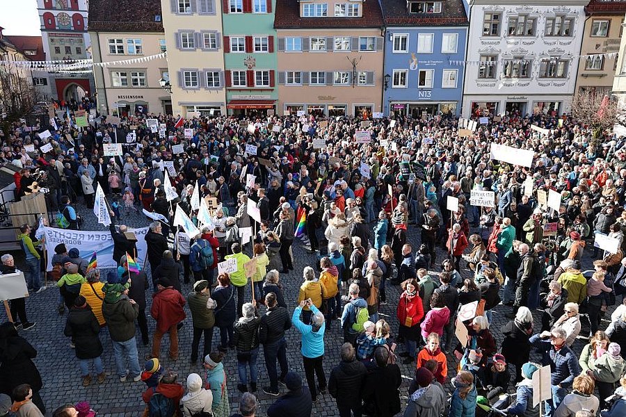 2500 Bürgerinnen und Bürger stehen für Demokratie und Menschenrechte ein