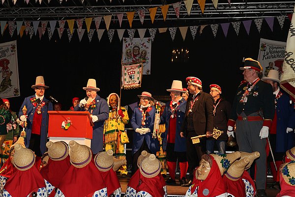Zunfträte, Gemeinderäte und OB Lang mit Narren auf der Bühne und Verwaltung