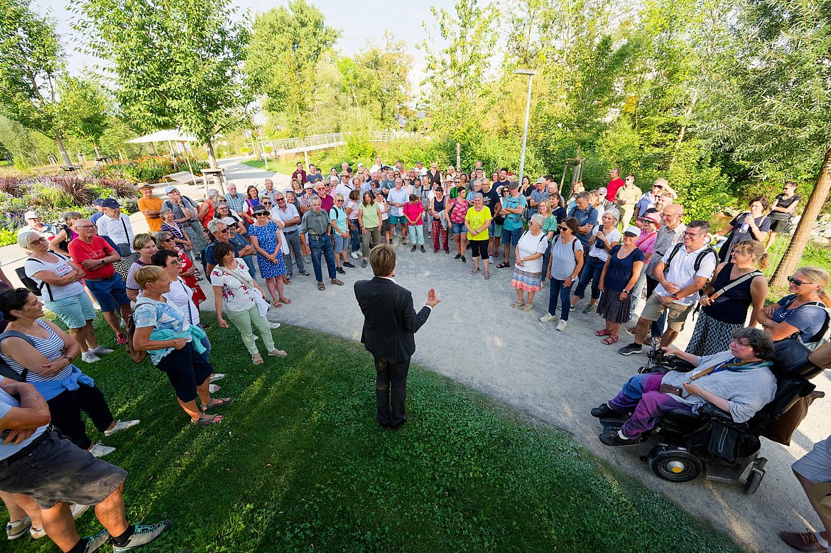 Viele Menschen hören OB Michael Lang zu