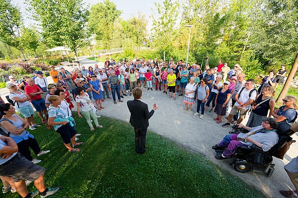 Viele Menschen hören OB Michael Lang zu