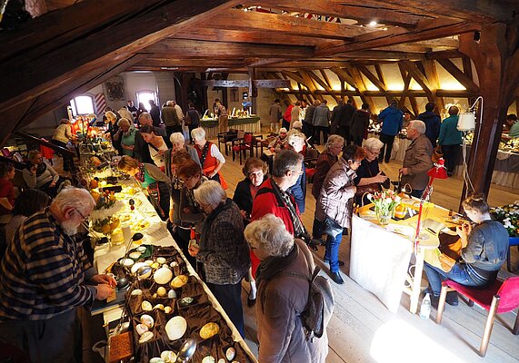 Marktgeschehen im großen Sitzungssaal des Rathauses