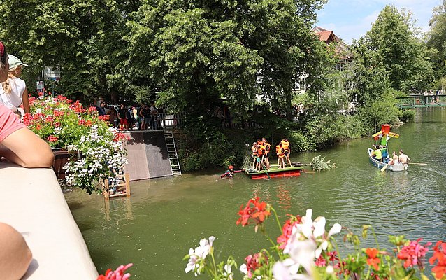 Zwei Boote warten am Ausstieg bei der Isnyer Brücke.