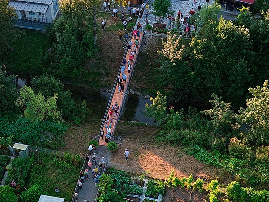 Blick von oben: oberhalb des Kanals mit einem Steg die ehemalige Arbeitersiedlung in der ERBA. Unten die Werksgärten